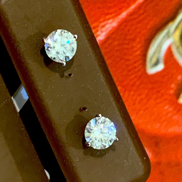 1.00 cttw diamond earrings
